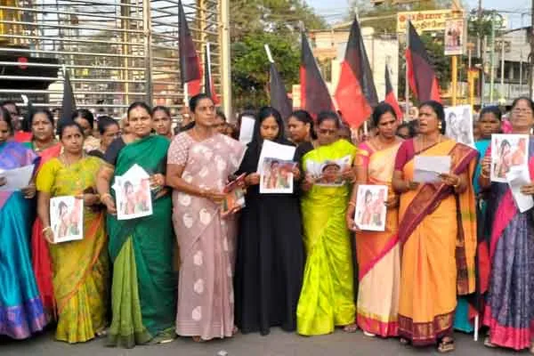struggle in Trichy against Kushboo speech