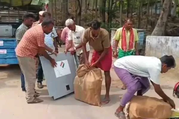 Delivery of ballot boxes by horse to the villages of theni Hill