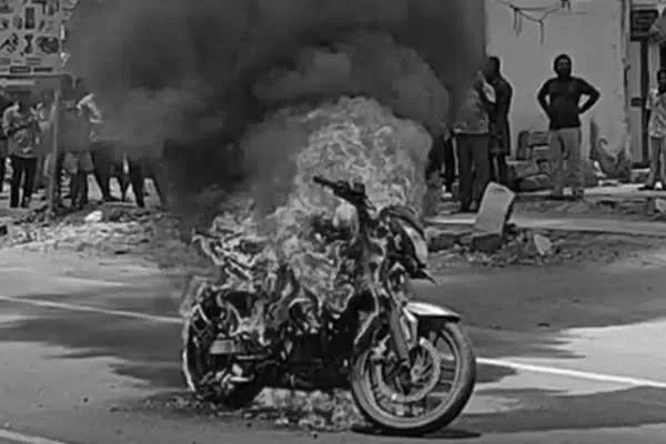 Due to the scorching heat, the two-wheeled vehicle is on incident