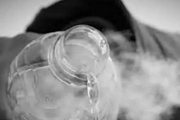 Girlfriend threw toilet cleaning liquid on her boyfriend face 