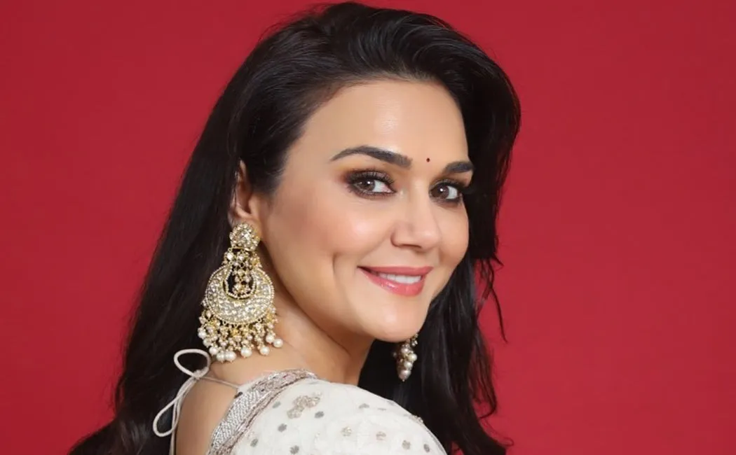 Famous Hindi actress praises gold winning son Madhavan