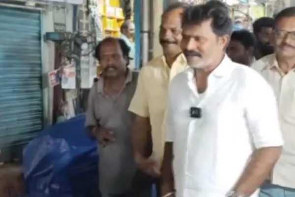 Director Hari goes from street to meet people for the promotion of Rathnam movie