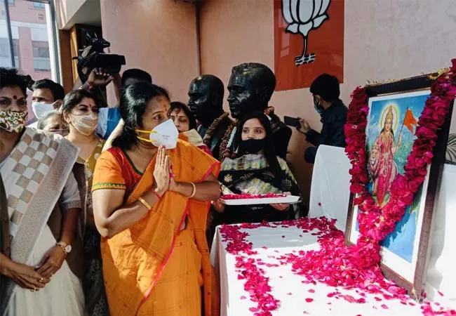 MAHILA MORCHA NATIONAL PRESIDENT VANATHI SRINIVASAN PRESS MEET AT DELHI 