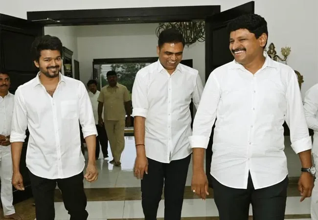 Actor Vijay meets Telangana Chief Minister!