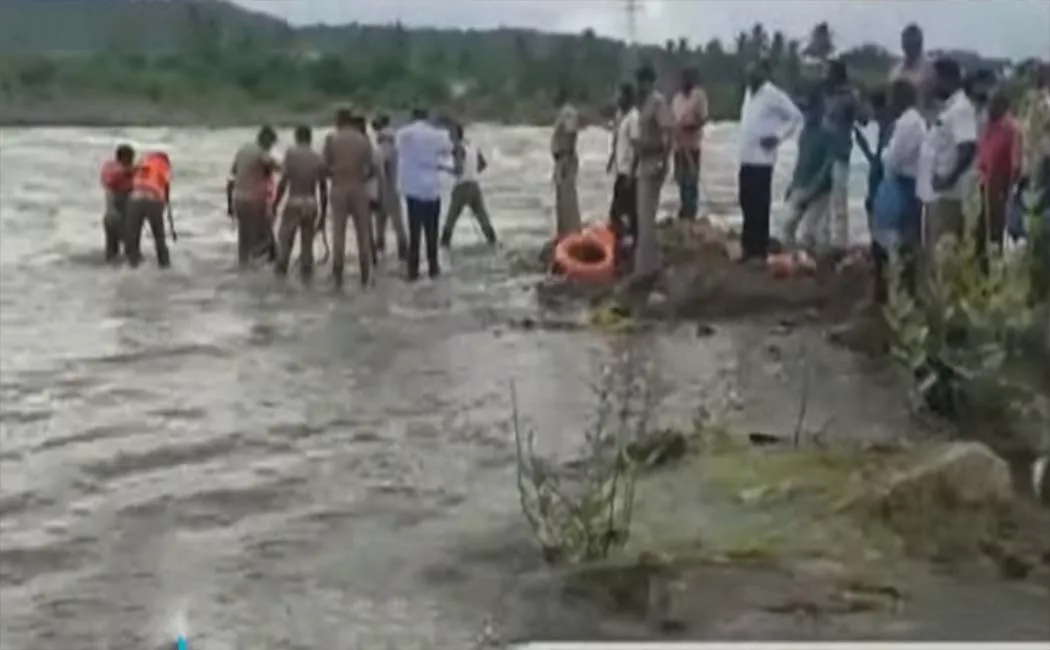 Youth trapped in the middle of overflowing flood... Firefighters rescue!