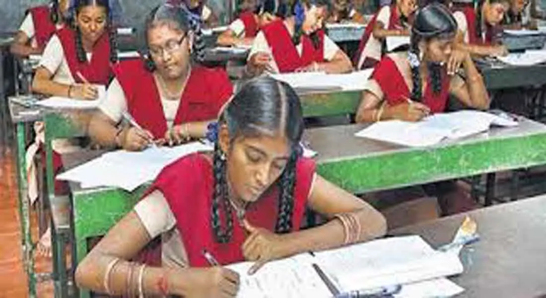 10 students only sit in examhall ...
