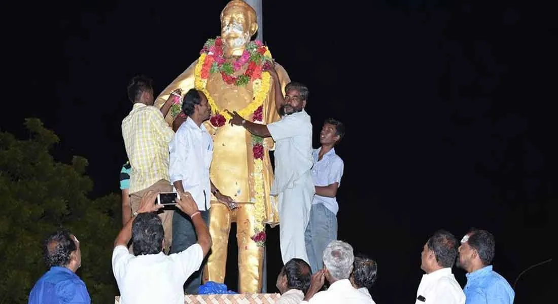 statue 