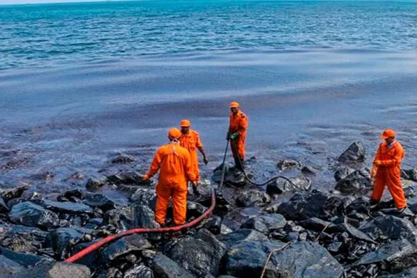  Fishermen affected by oil spills; Investigation by officials in Ennore