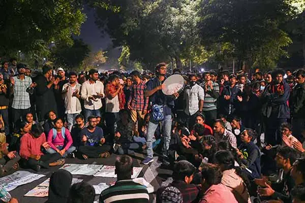 20,000 rupees fine for fighting; Students protest against the university's announcement
