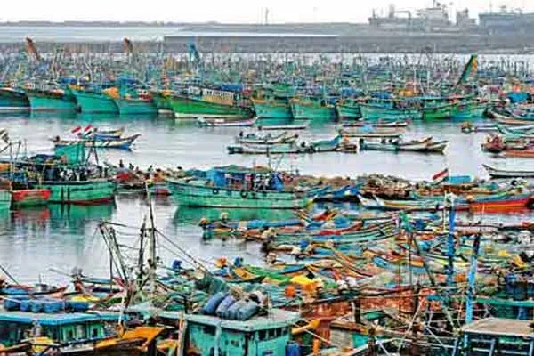  Fishermen are prohibited from going to sea