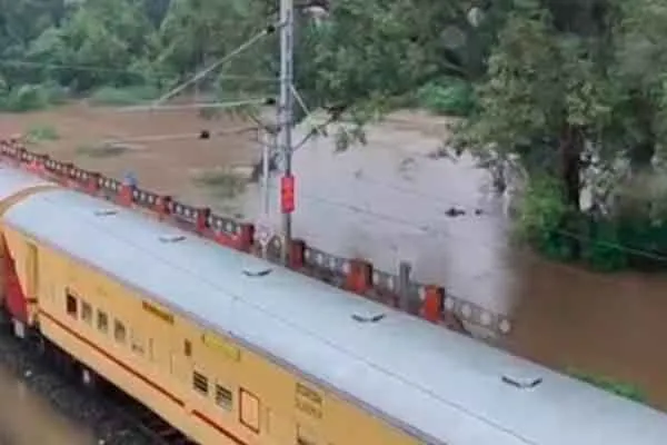 The flood surrounded the train-530 passengers rescue operation intensified