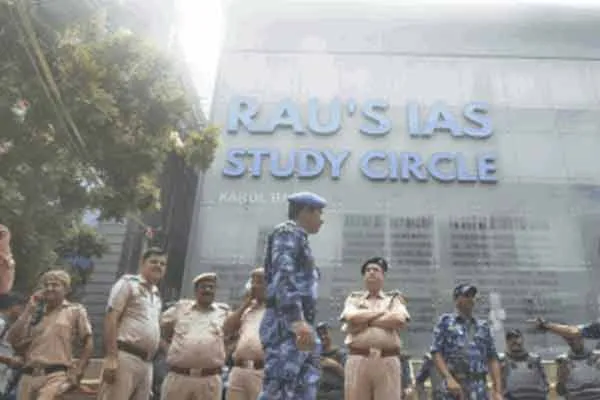 students struggle against delhi ias coaching centre