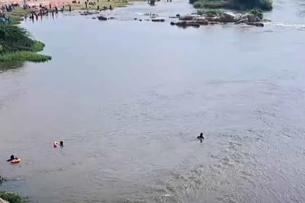  Youths who entered the river under the influence of alcohol; Rescue of a dead body