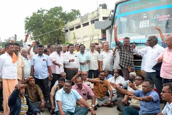 Picketing the bus; 100 people arrested