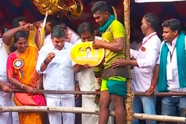 Avaniyapuram Jallikattu Completion - Karthik first place