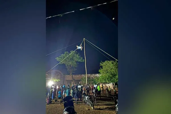 slippery tree climbing competition; Falling young man lose thier live