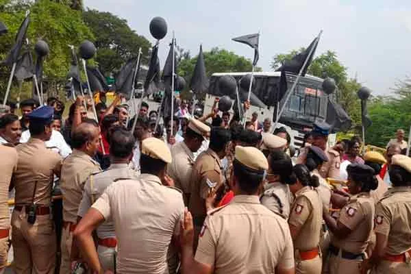 Black flag against Governor's visit - Police end argument