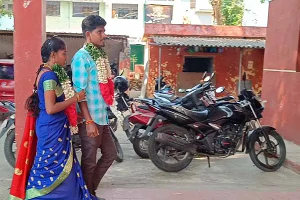 Love couple takes refuge in police station due to opposition from parents