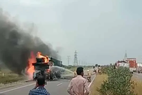 A fire broke out in a truck carrying a crane