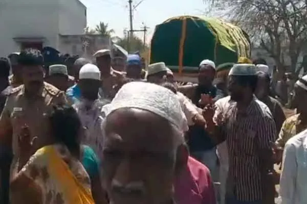 Clash between two sides near Mettur; police presence