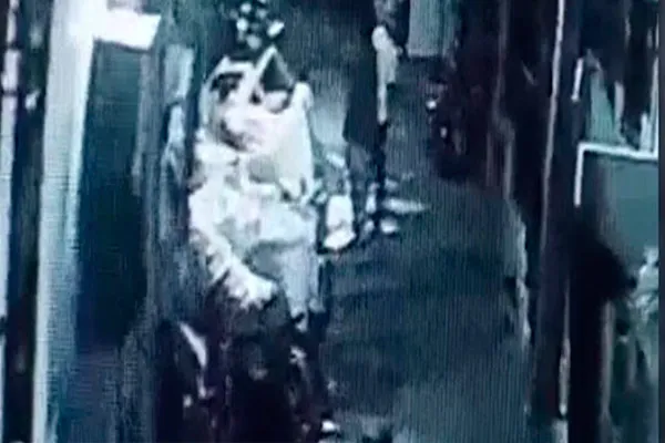 The Mysterious Man Who Strikes at Midnight; Citizens making requests to the police