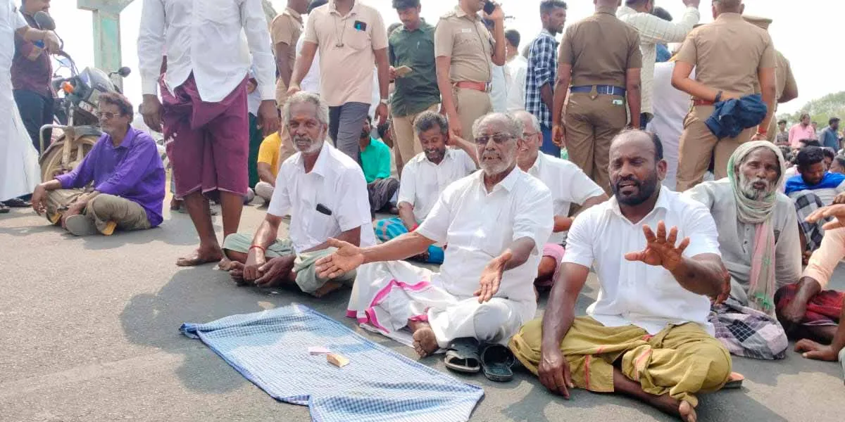 Arrested those who pushed the officer who went for inspection into the sea; Country boat fishermen sitting on the road and begging!