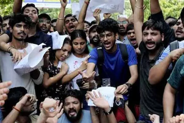 students struggle against delhi ias coaching centre