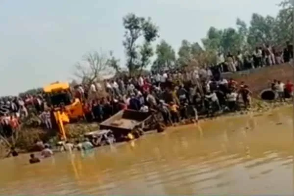 15 lose their live as tractor overturns in pond
