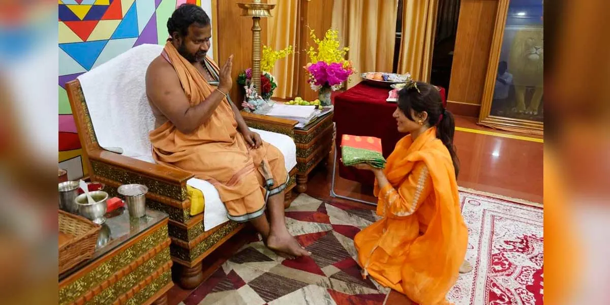 Actress Samantha Swamy Darshanam at Golden Temple