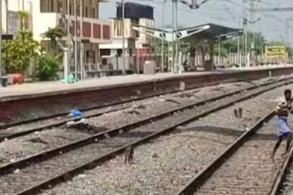 Mother jumps in front of train with two daughters; Bustle in Ranipet