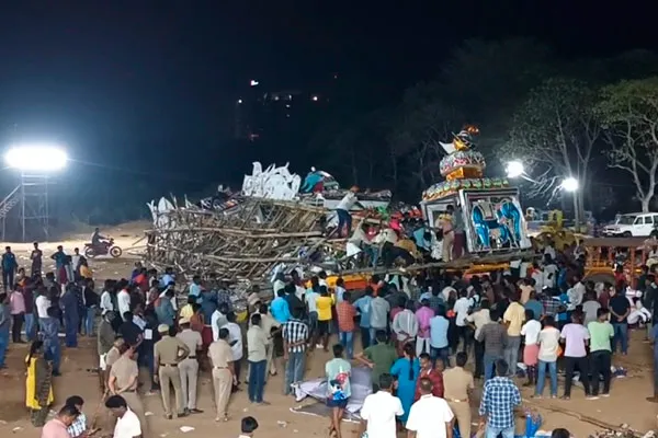 The chariot that came grand and collapsed miserably; Tragedy at the funeral ceremony