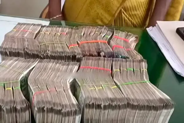 Ammk district secretary's car raided; 16 lakh rupees seized