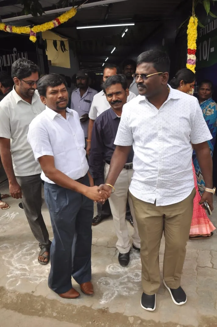 10 rupees worth food hotel; Rajini fan birthday celebration