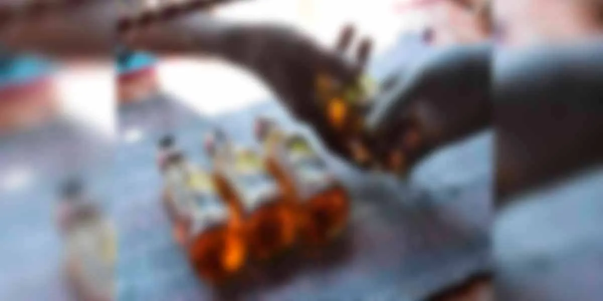 Complainant who called 100 to threaten the person who betrayed him for selling fake liquor?
