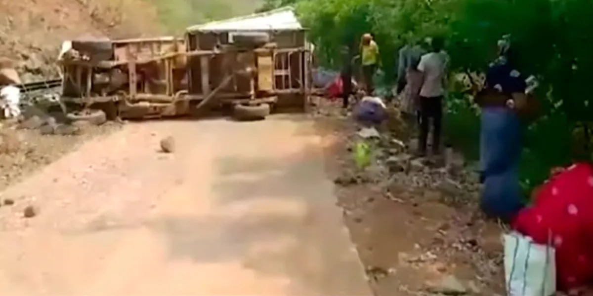  Cargo van overturned accident; 18 people lost their lives