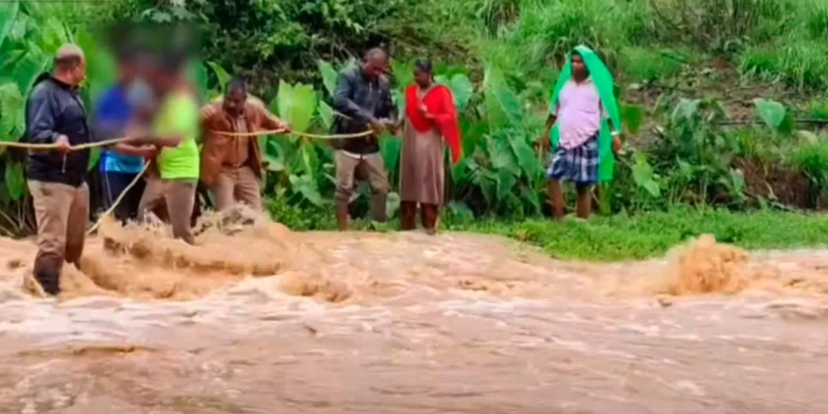 flash floods; Mother rescues trapped mother with four-year-old boy