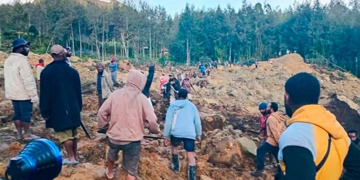 A village caught in a landslide; 670 people buried in the soil
