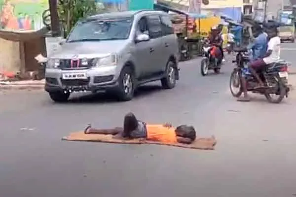  'Extreme intoxication...'-Drug addicts occupying the road