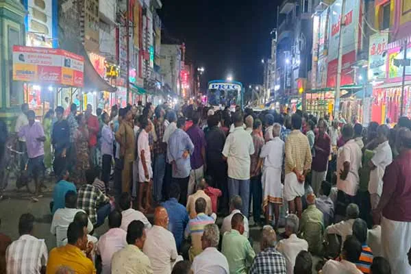 Complaint of buying stolen jewelry and melting it;  Traders' Association blocked the road