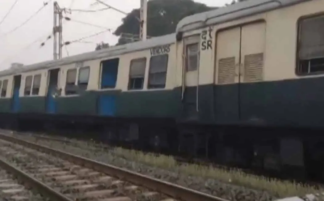 Electric train derailment; Removal of driver post