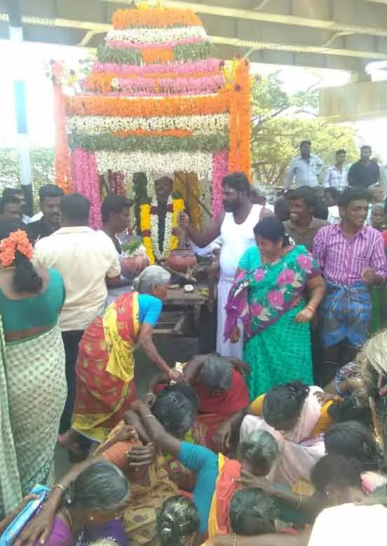 protest against the unfinished railway bridge