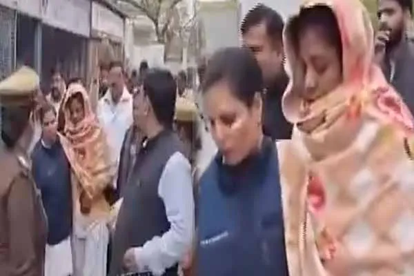 Acid on female lawyer in inside court in uttar pradesh