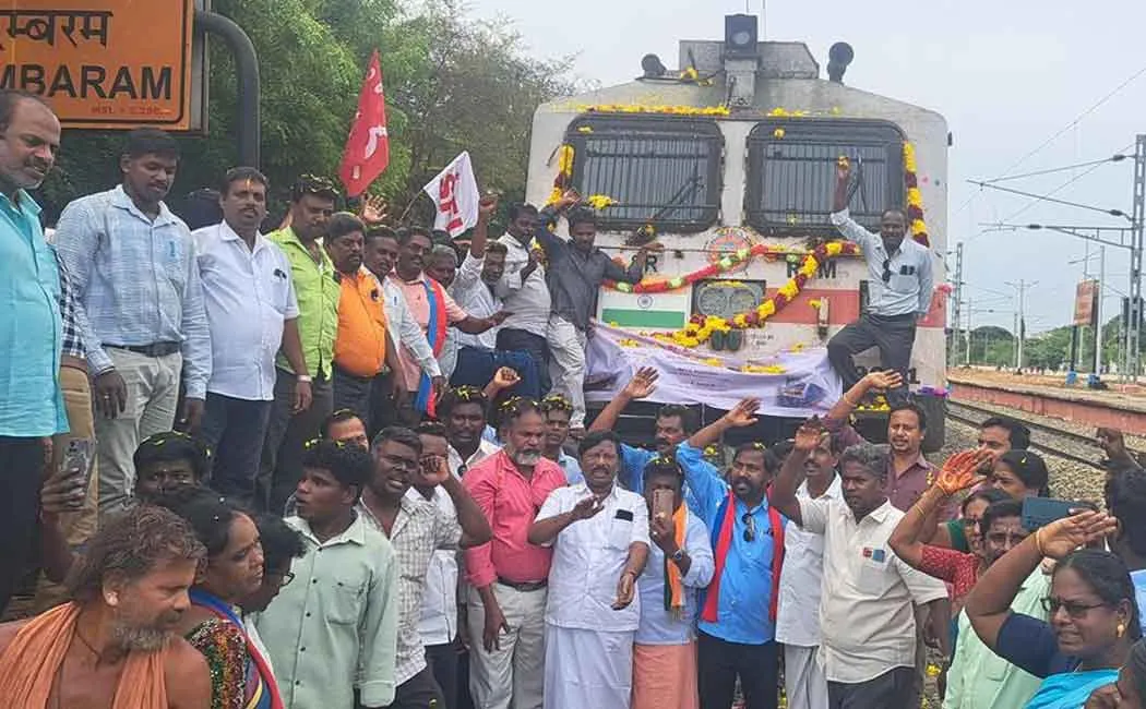 Cuddalore Port - Mysore express train welcomed with flowers at Chidambaram
