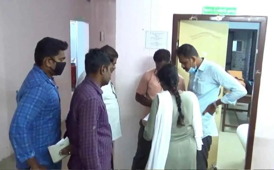 Anti-corruption police raid; Many lakhs trapped