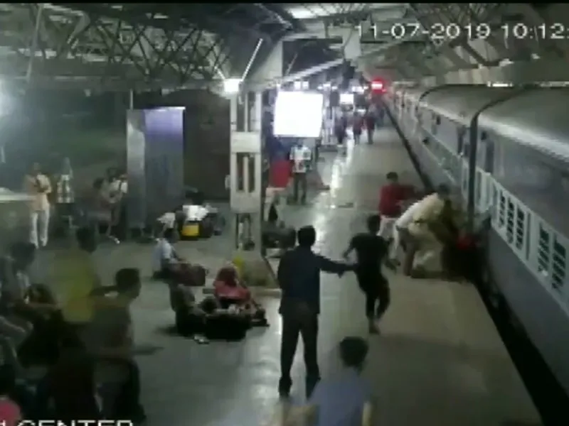 GUJARAT AHMADABAD JUNCTION WOMEN SLIP IN TRAIN VIRAL VIDEO