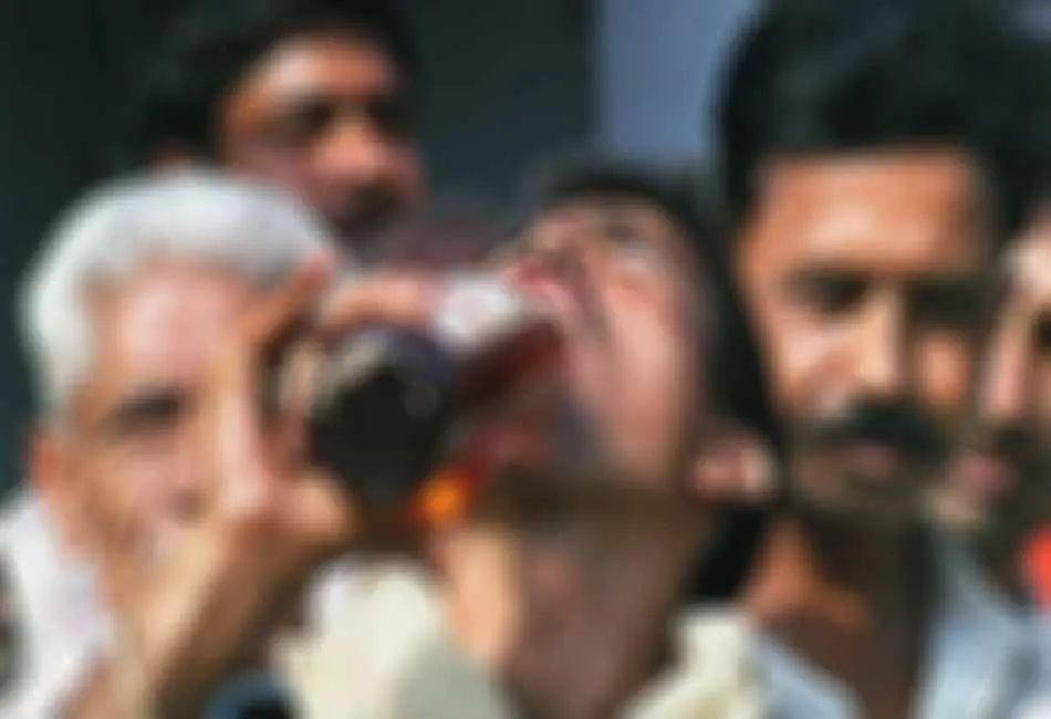  Three people killed by fake liquor