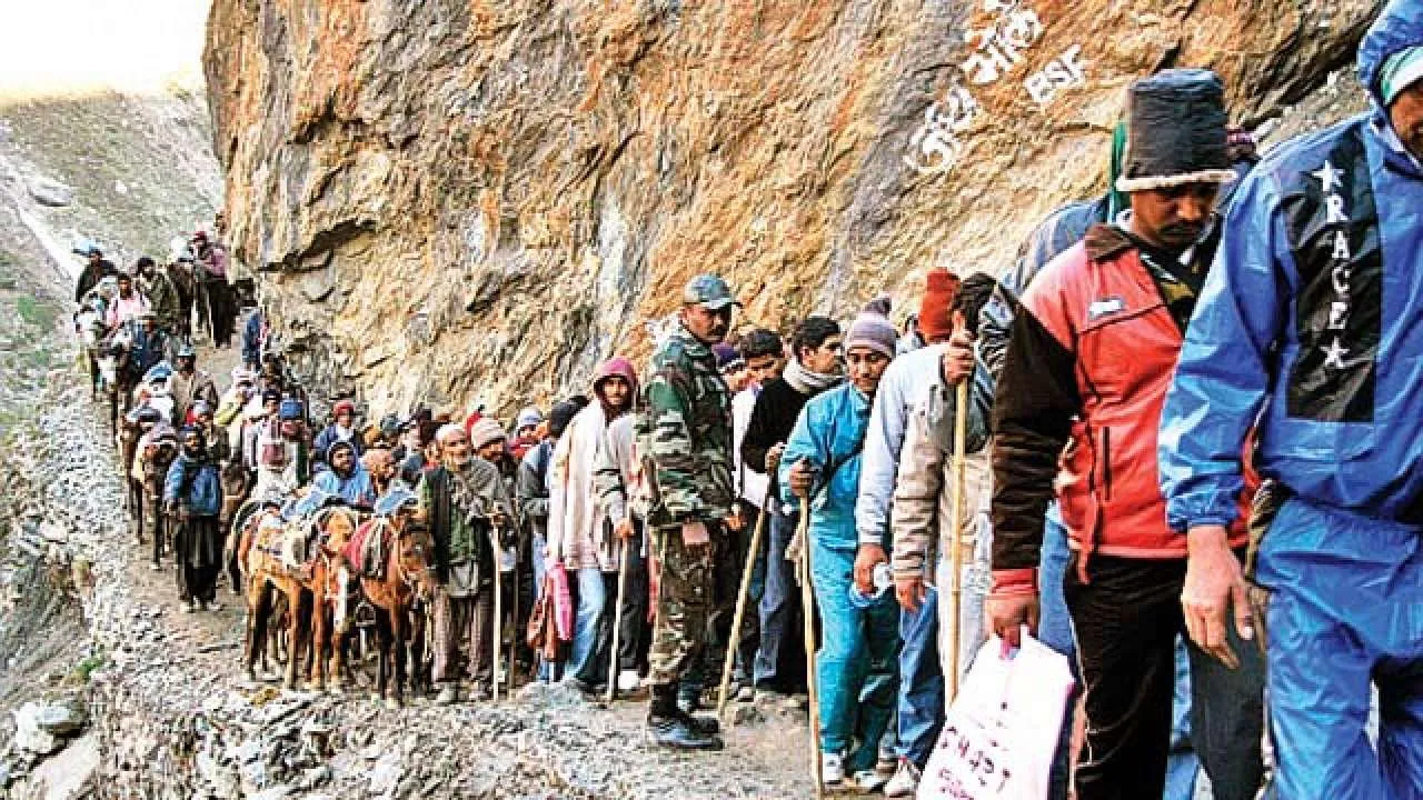 amarnath yatra peoples reached dangerous bridge help to india army viral video