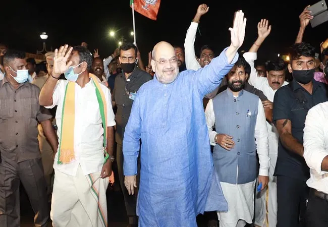 eps and ops meet union home minister amitshah at chennai 