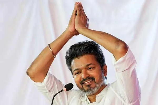 Vijay gives special prize conference to executives who recruit most members to  party