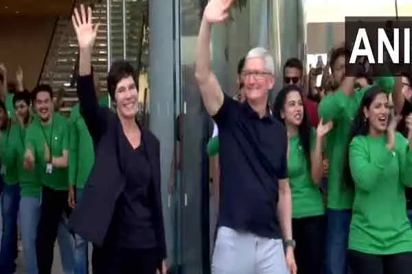 indias first apple brand own retail shop opened mumbai 